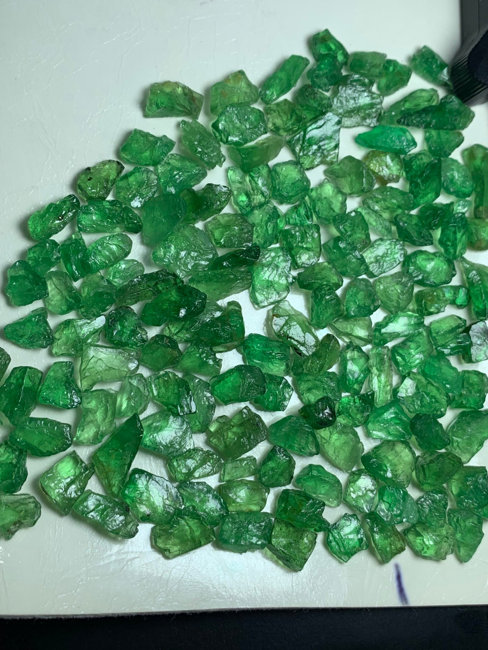 Facet rough Tsavorite garnets 200 cts - Image 4