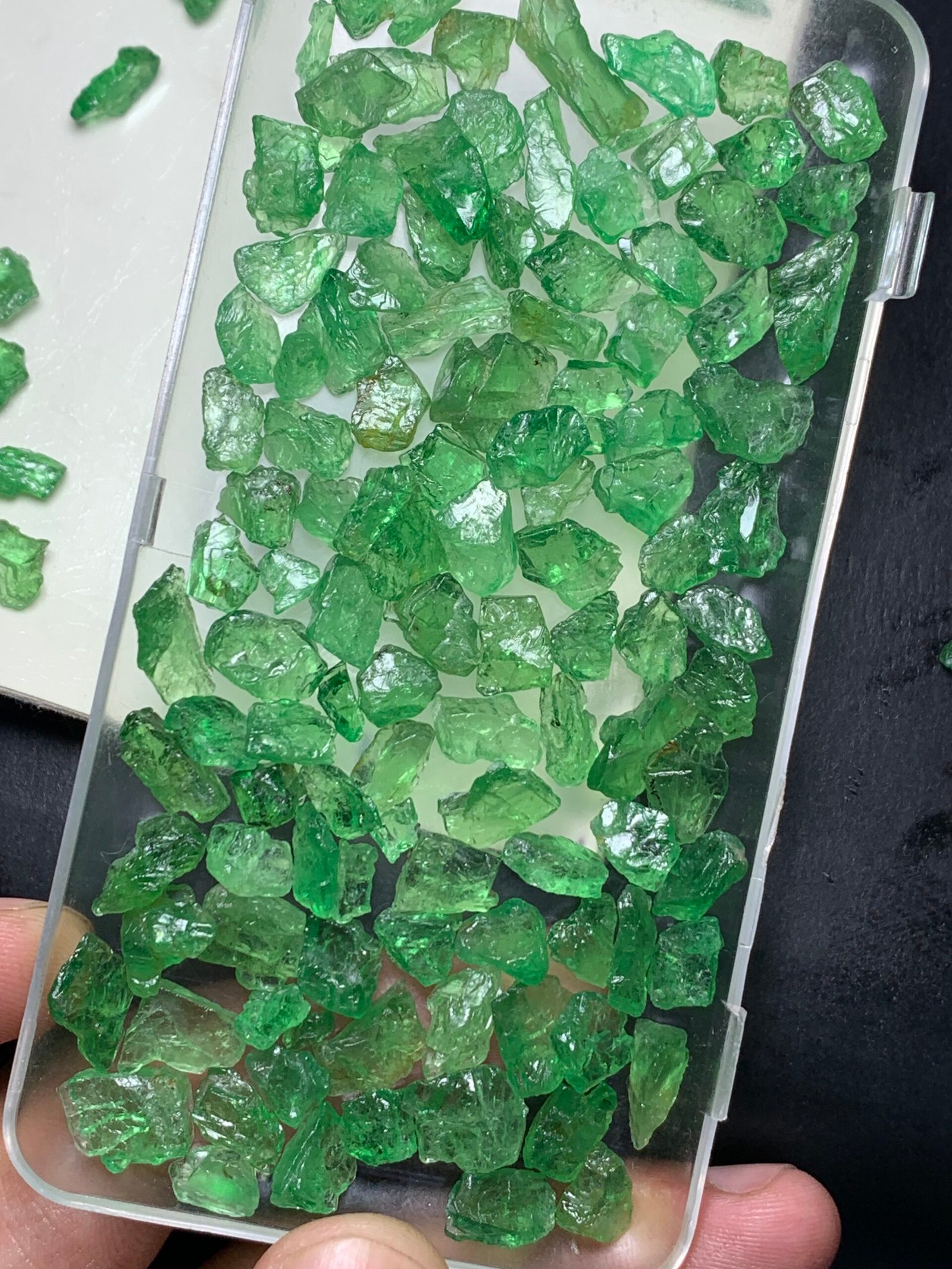 Facet rough Tsavorite garnets 200 cts - Image 6
