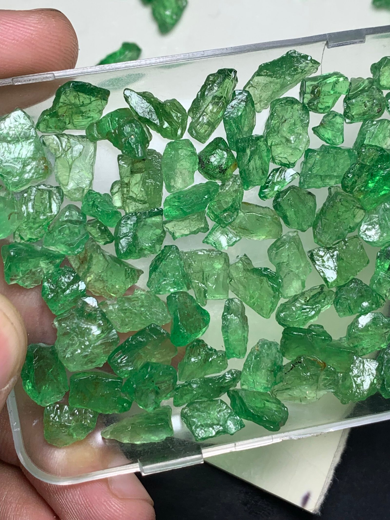 Facet rough Tsavorite garnets 200 cts - Image 9