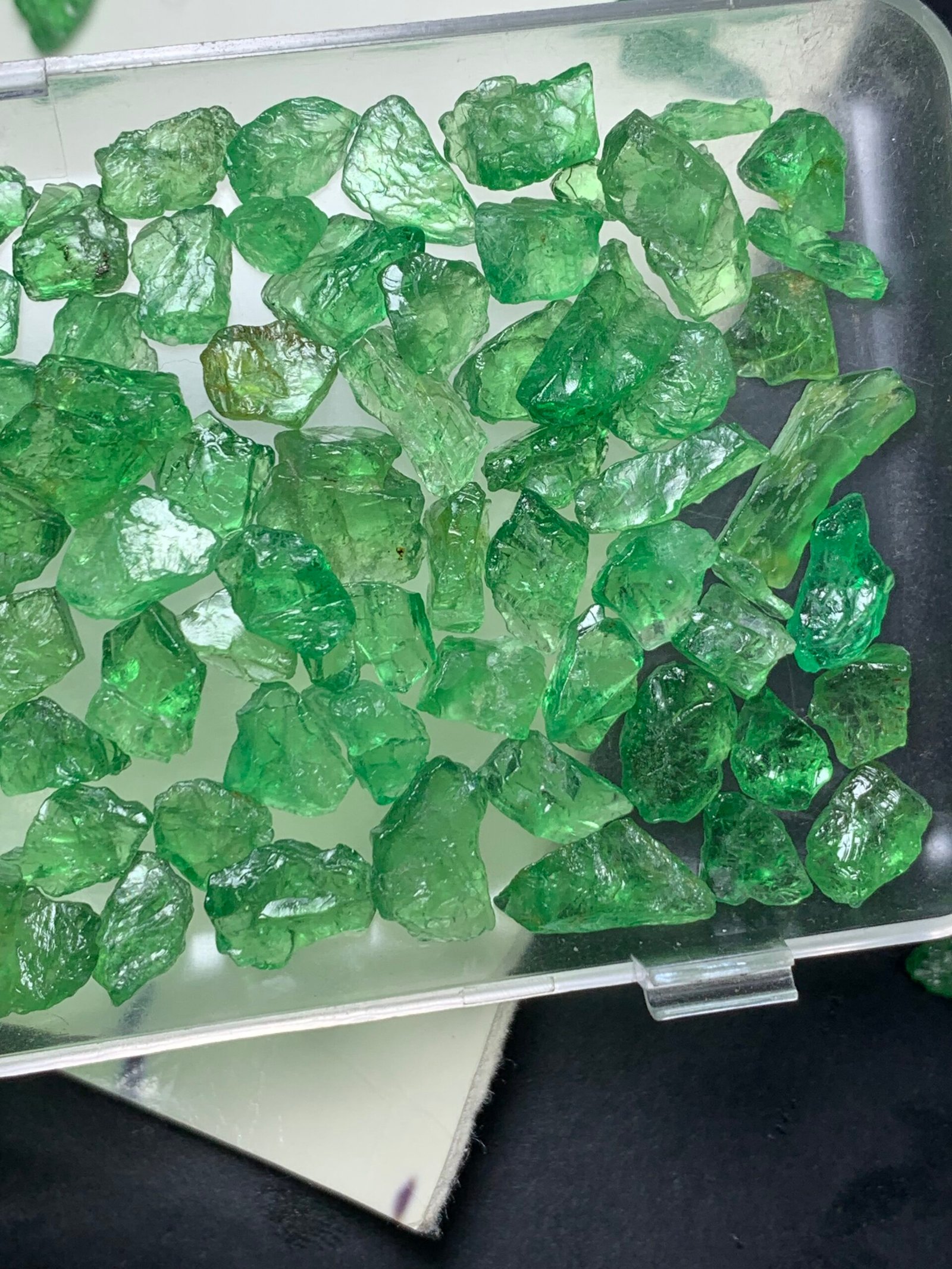 Facet rough Tsavorite garnets 200 cts - Image 7