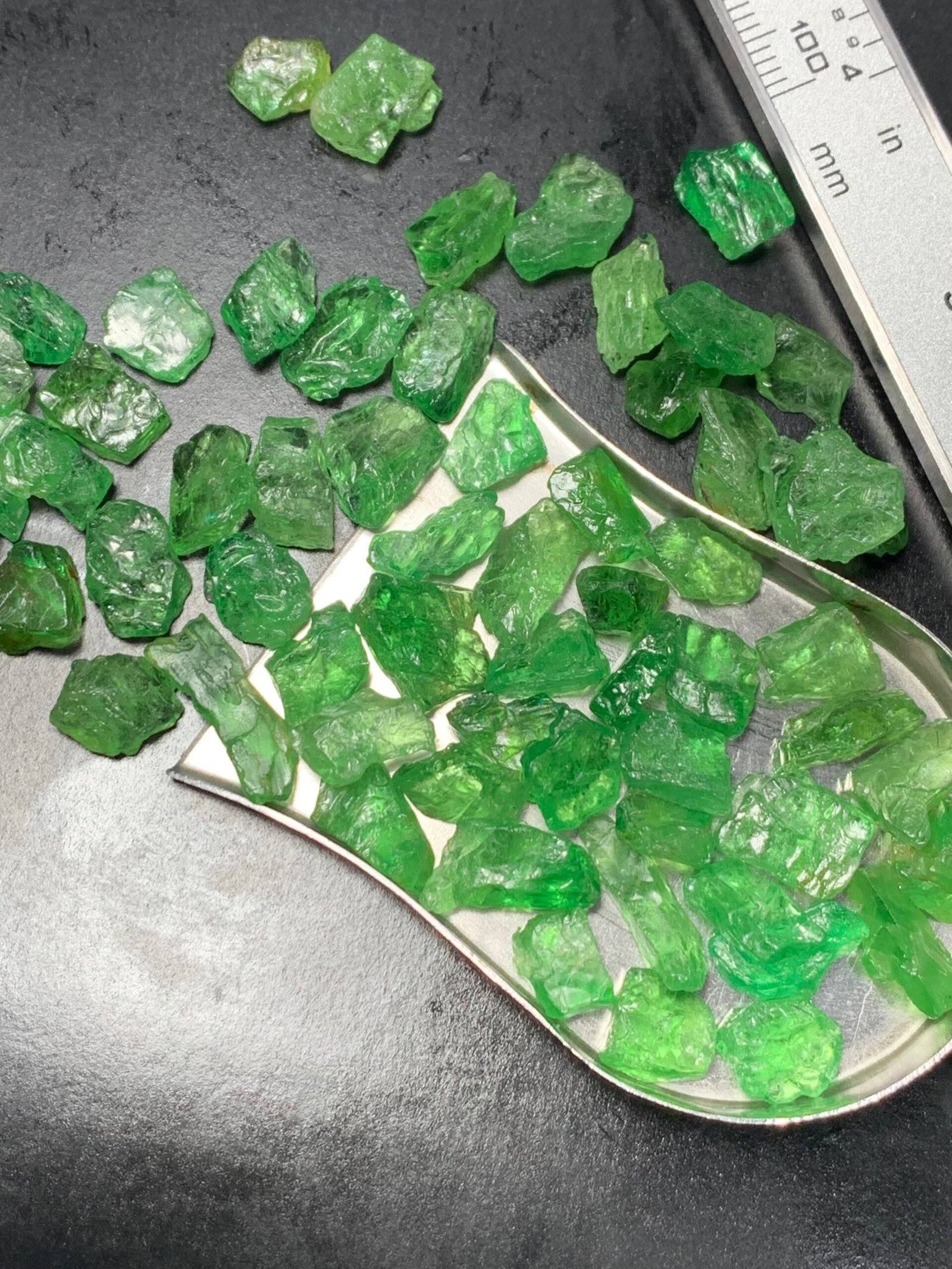 Facet rough Tsavorite garnets 200 cts - Image 5