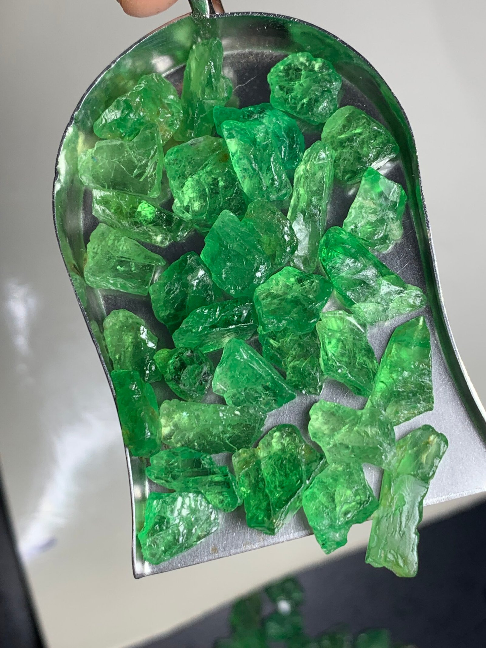 Facet rough Tsavorite garnets 200 cts - Image 8