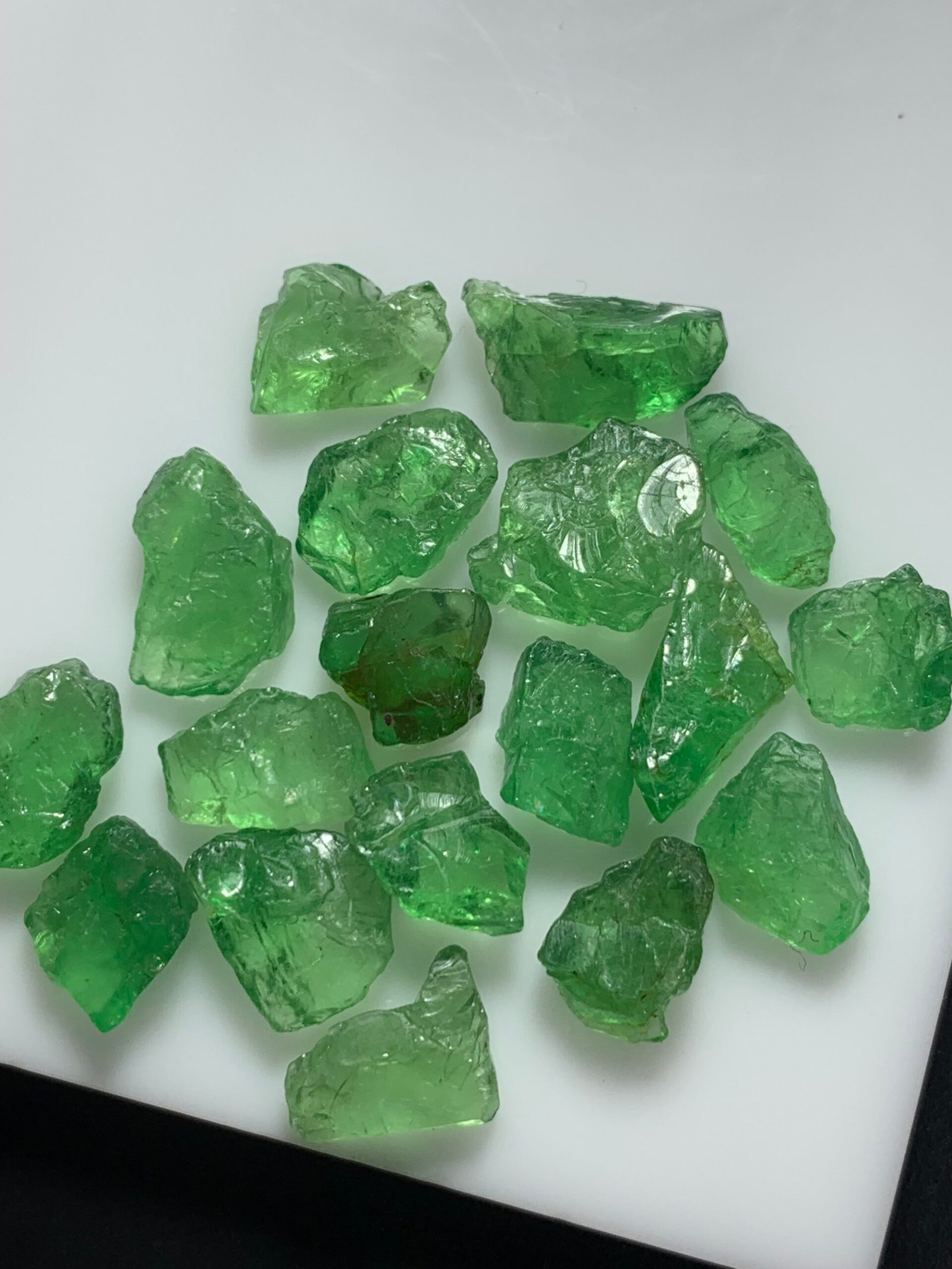 Facet rough Tsavorite garnets 200 cts - Image 2