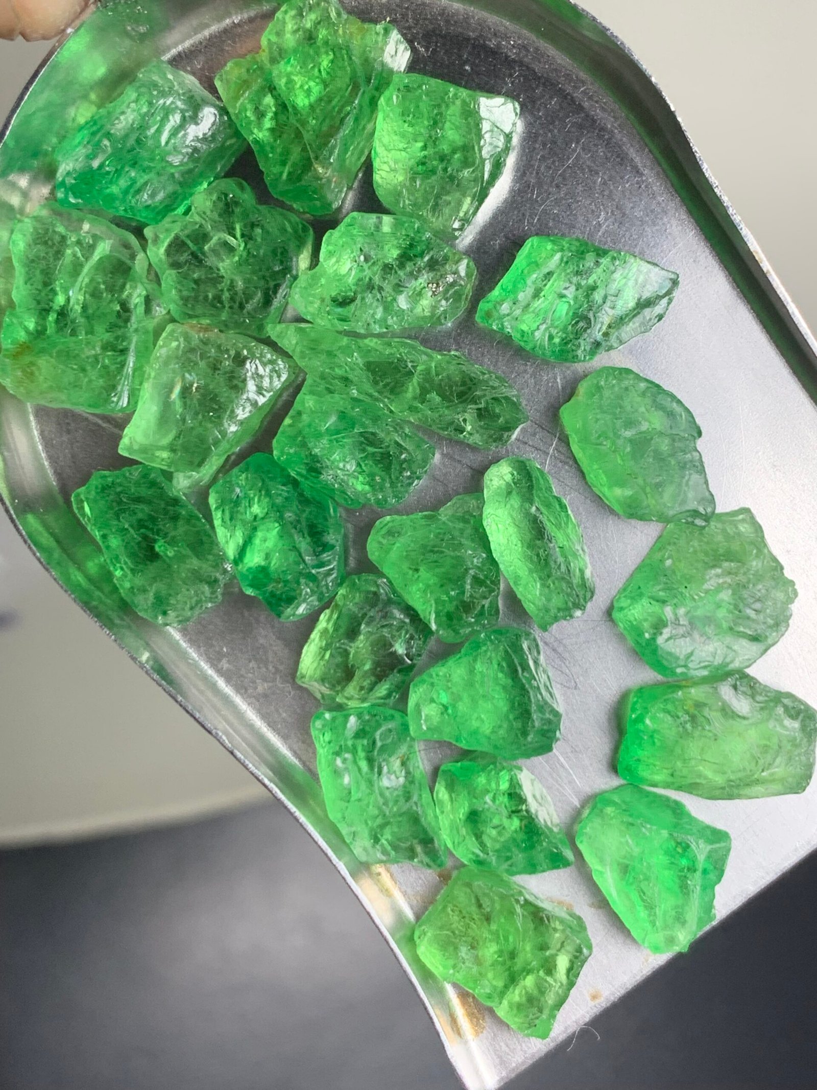 Facet rough Tsavorite garnets 200 cts - Image 3