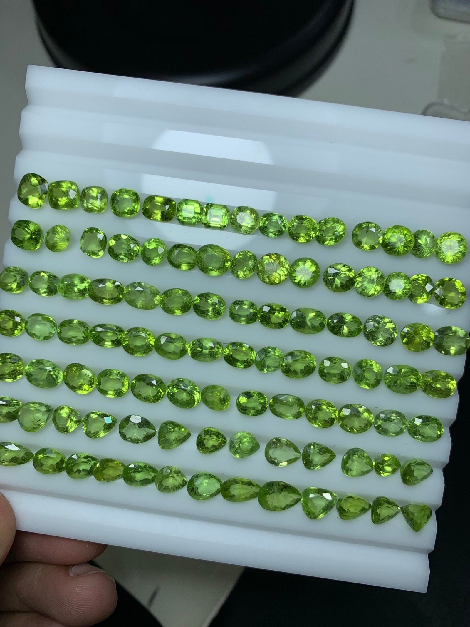 Calibrated Peridots 100 cts - Image 4