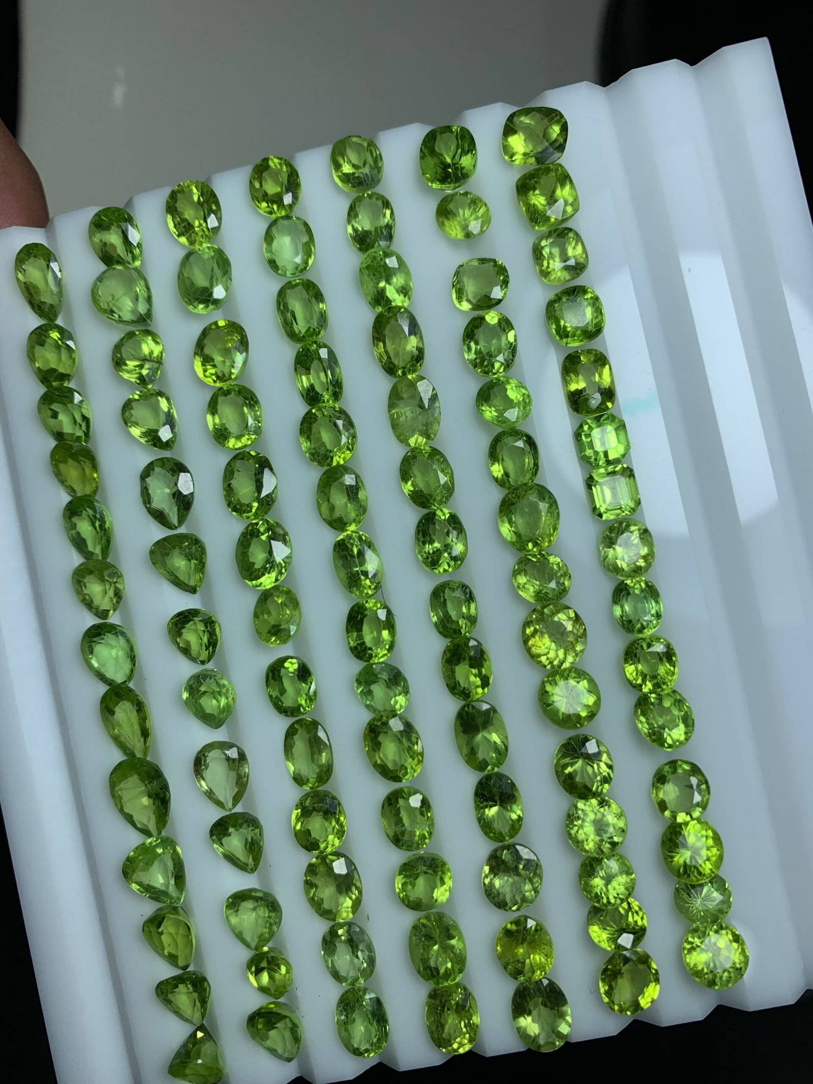 Calibrated Peridots 100 cts - Image 5