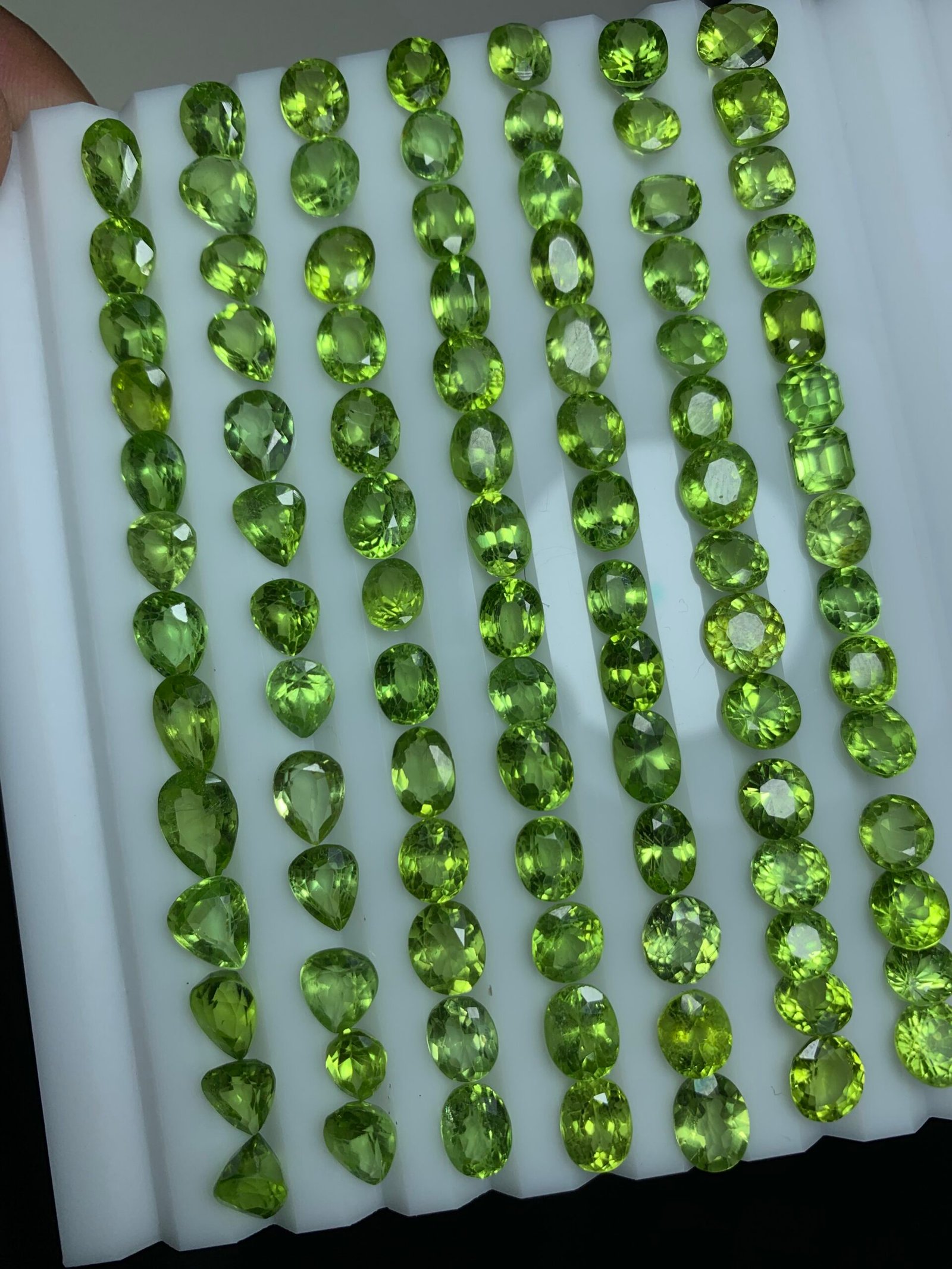 Calibrated Peridots 100 cts - Image 10