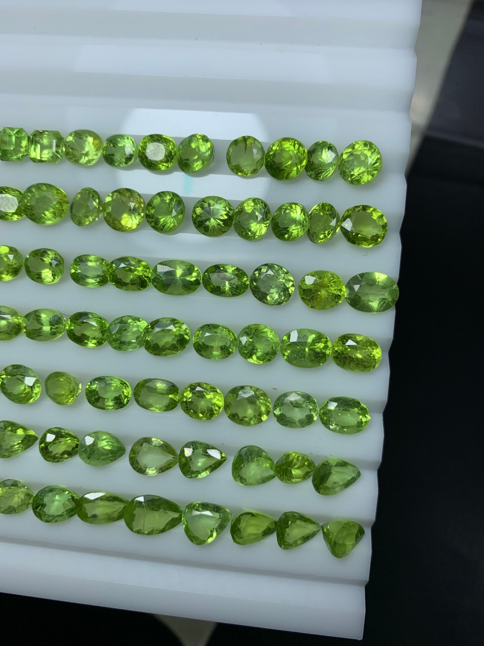 Calibrated Peridots 100 cts - Image 3