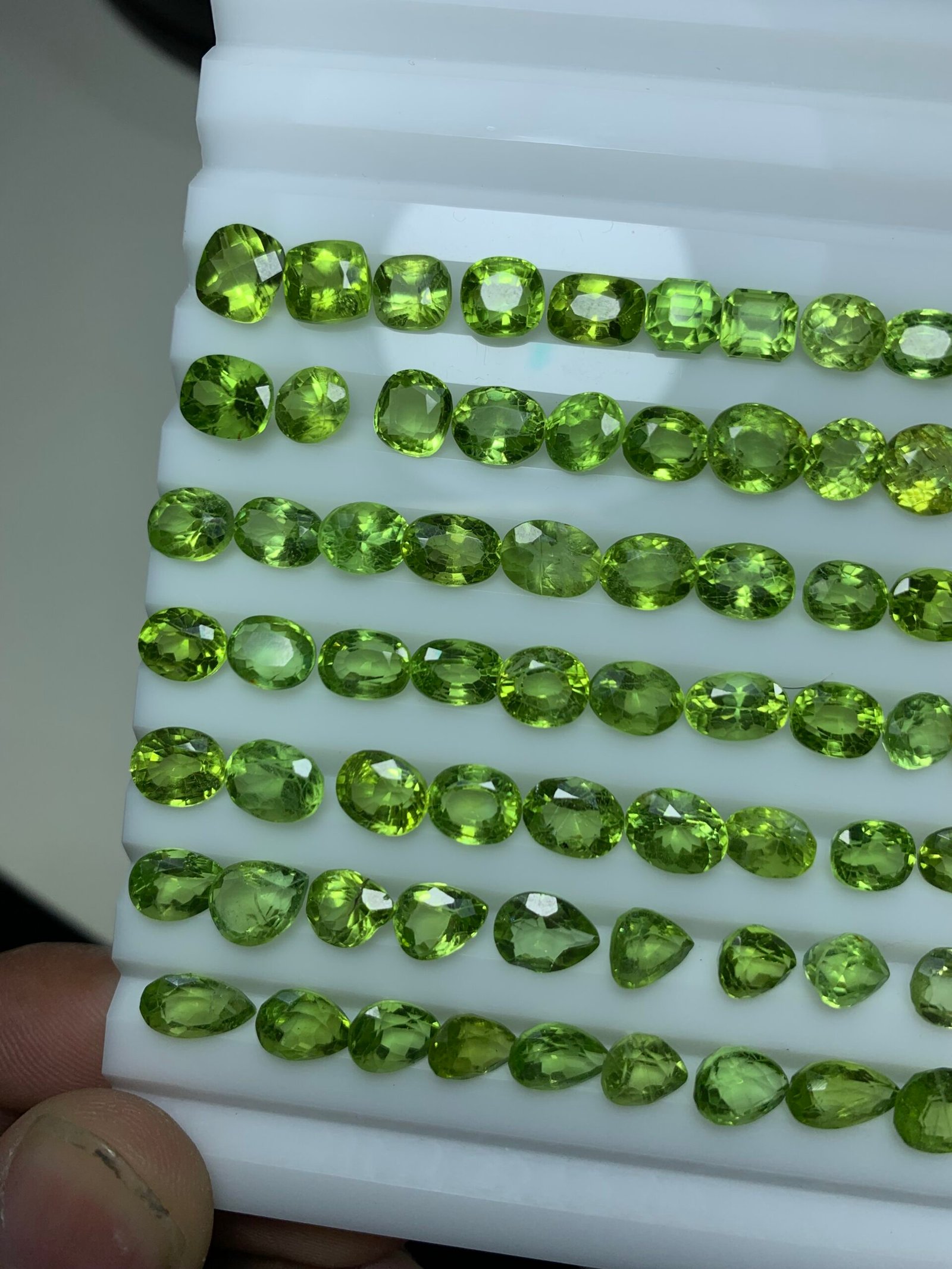 Calibrated Peridots 100 cts - Image 6