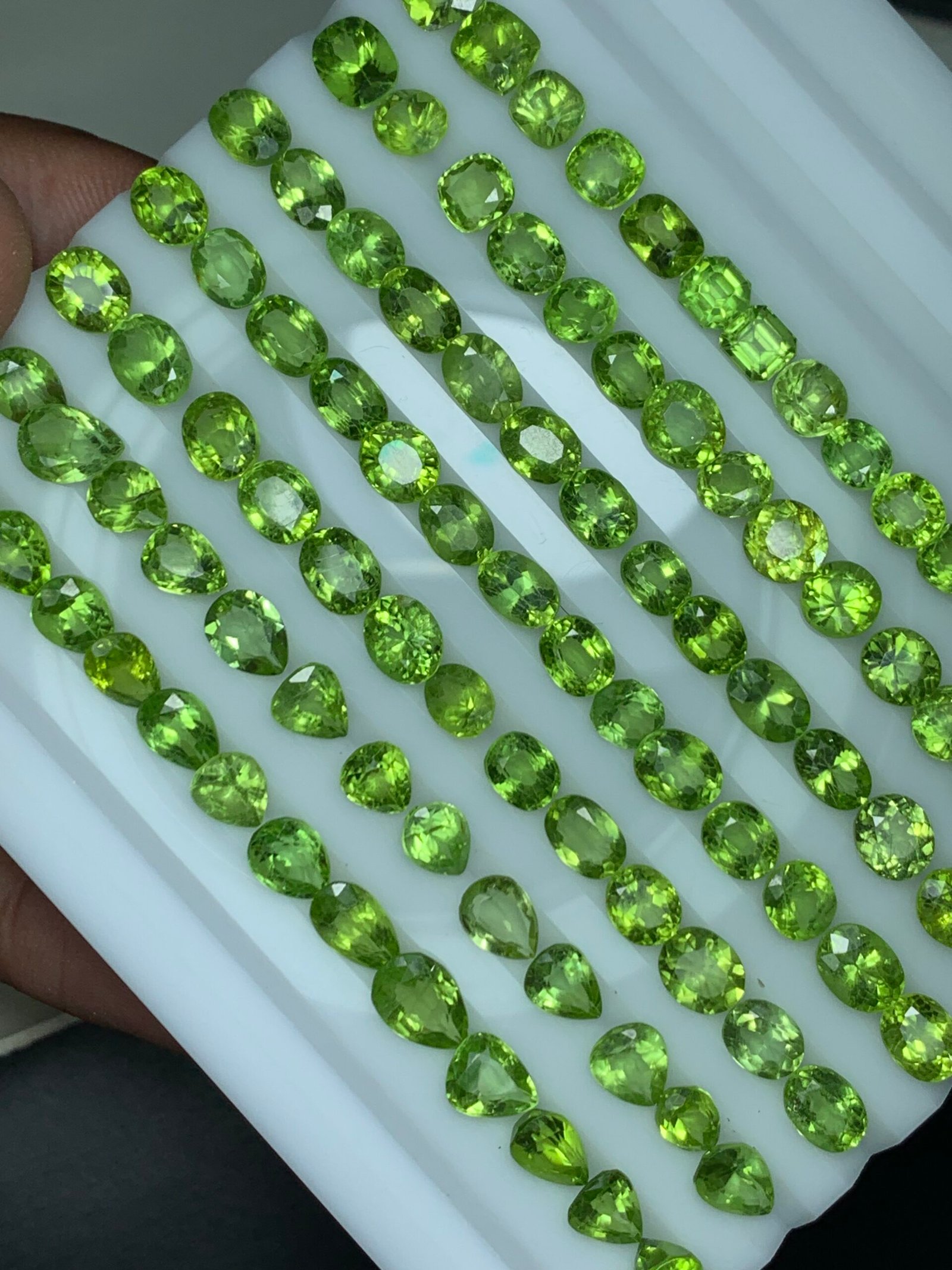 Calibrated Peridots 100 cts - Image 9