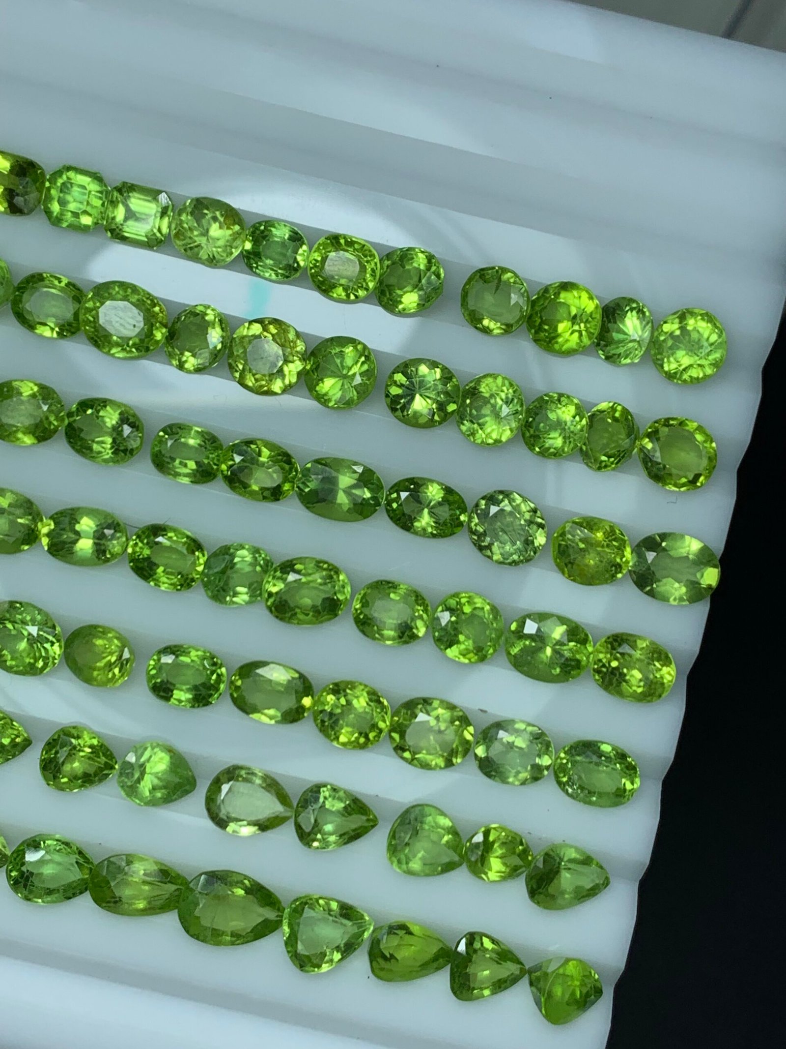 Calibrated Peridots 100 cts - Image 2