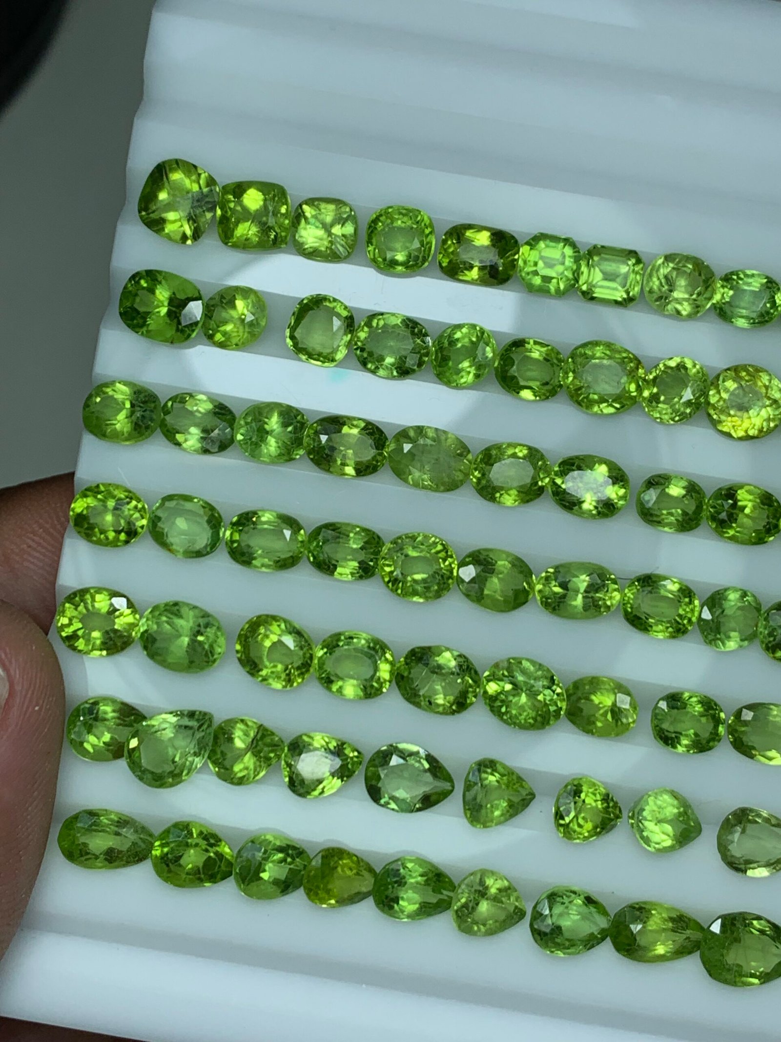 Calibrated Peridots 100 cts - Image 7