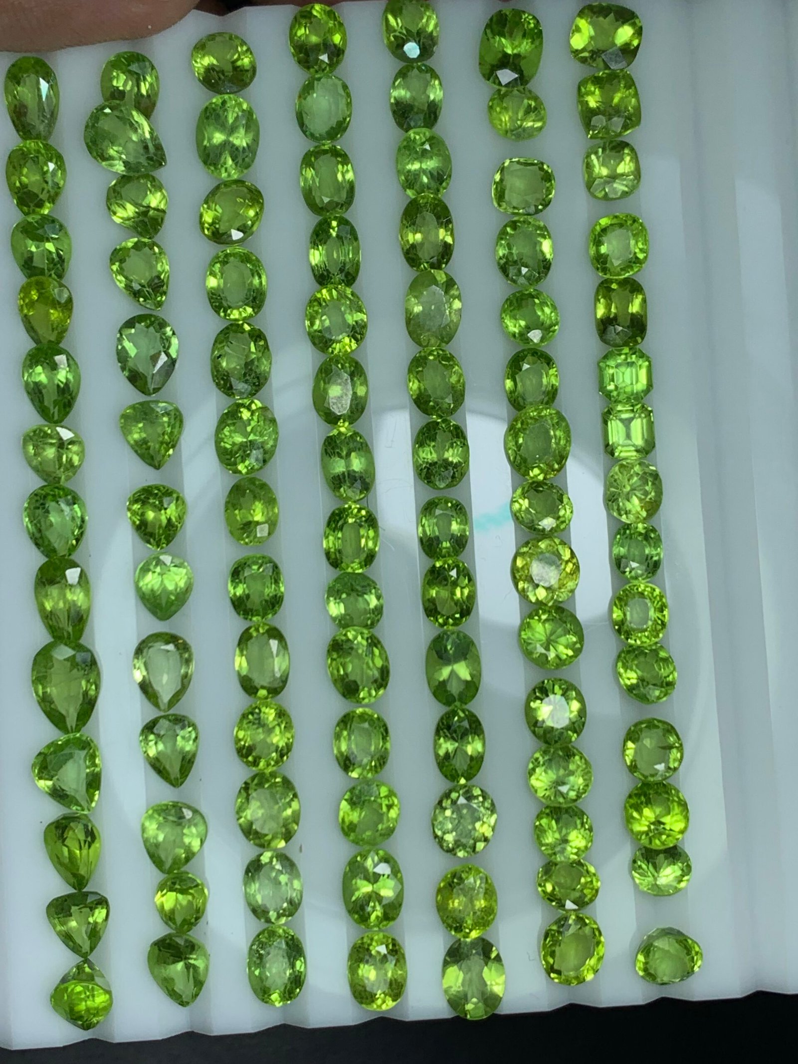 Calibrated Peridots 100 cts - Image 8