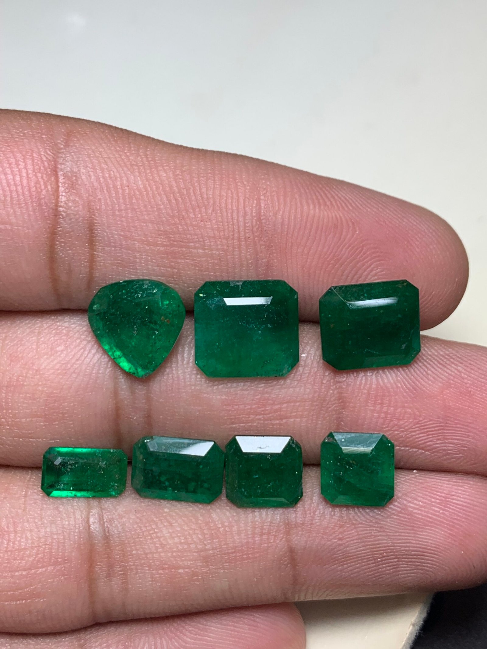 Fine Faceted Emeralds – 14.3 Carats - Image 9