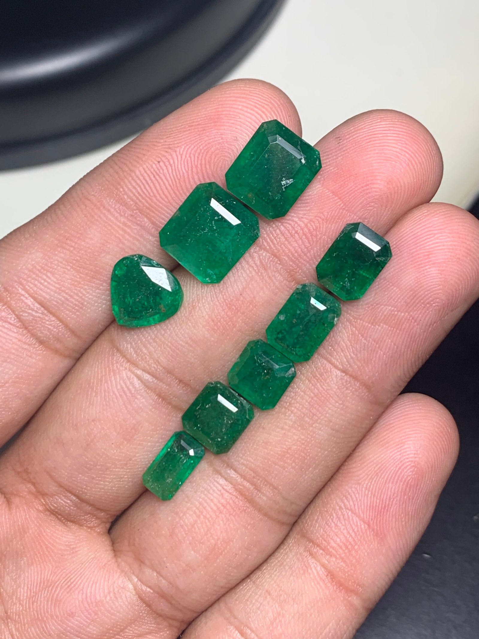 Fine Faceted Emeralds – 14.3 Carats - Image 4