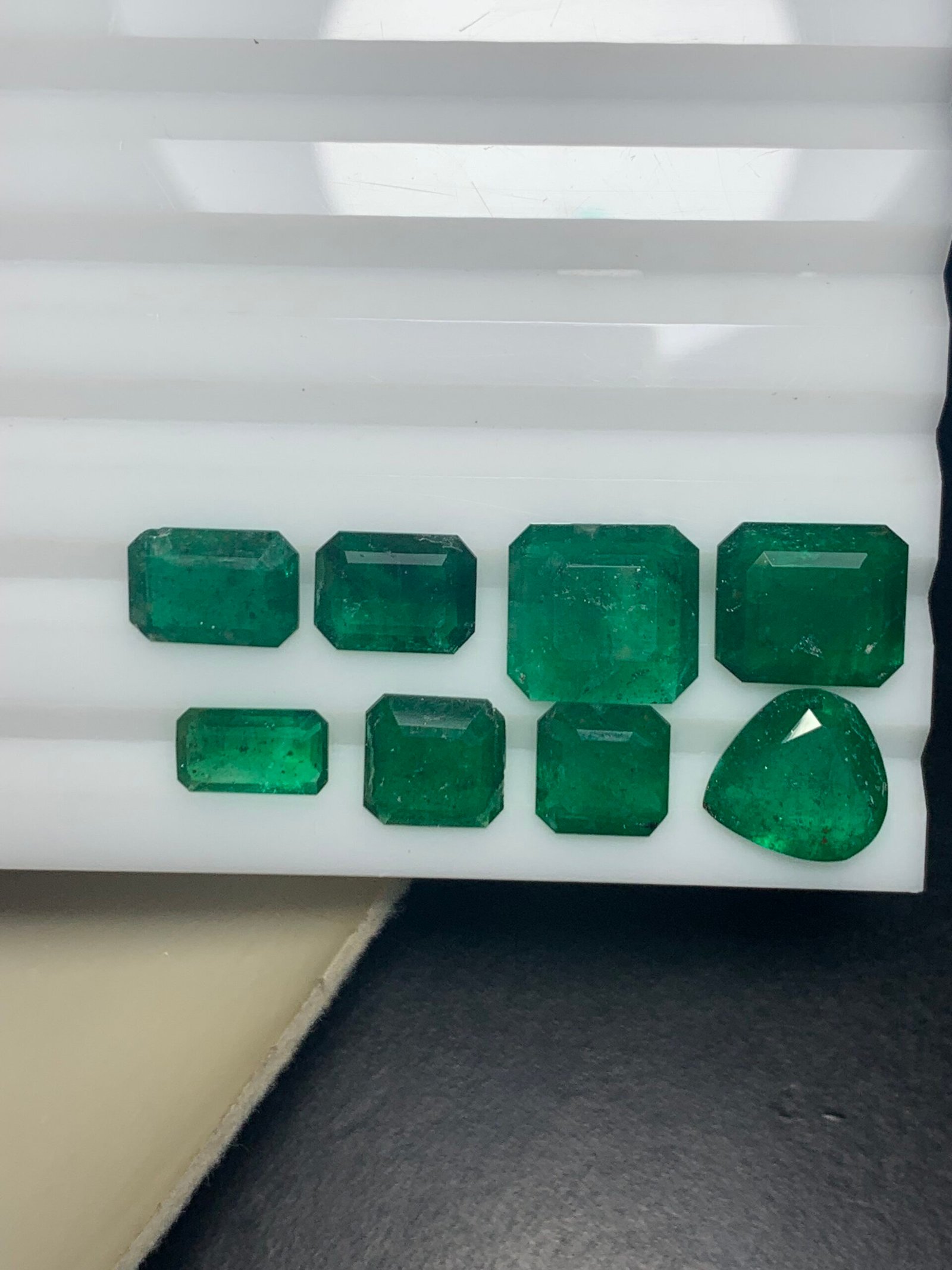 Fine Faceted Emeralds – 14.3 Carats - Image 2
