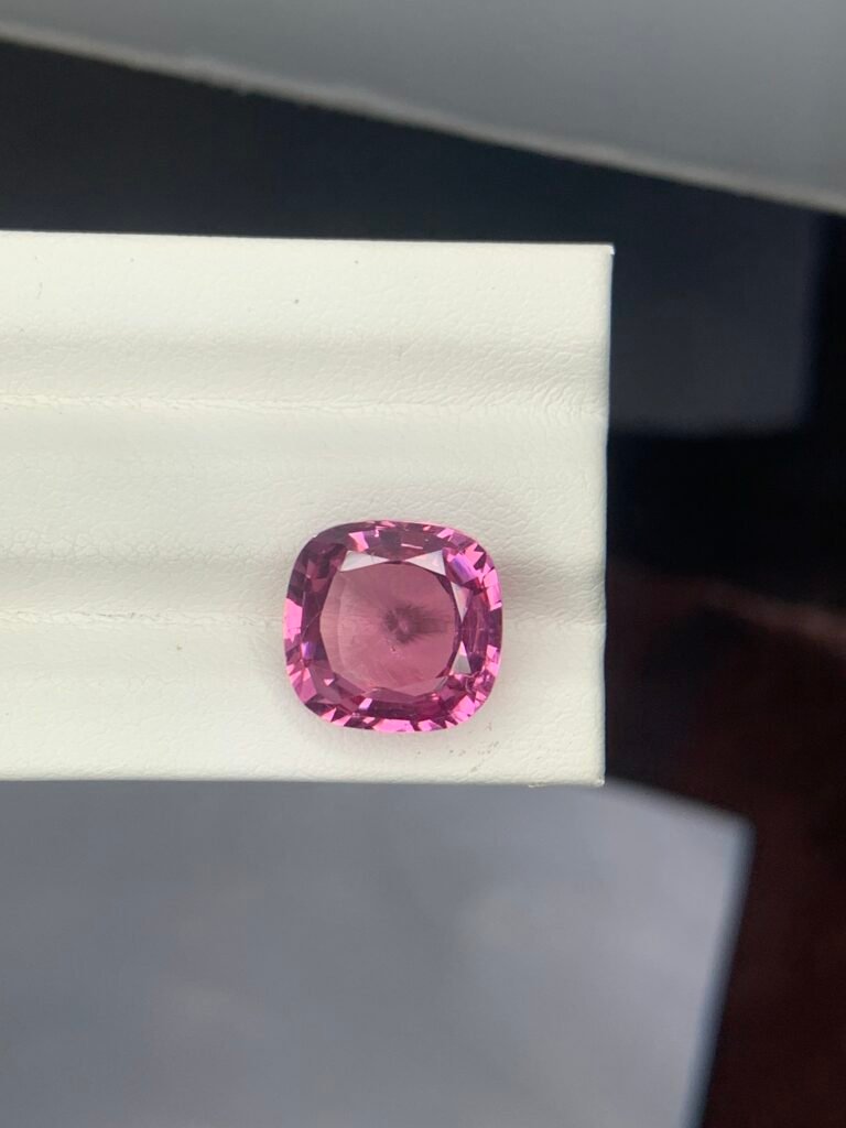 Extremely high End pink Spinel 6.1 ct from Tajikistan