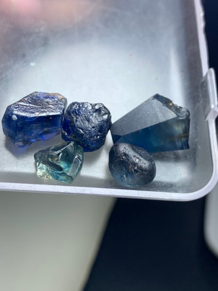 Fine Natural rough Blue Sapphire - 37.5 carats
