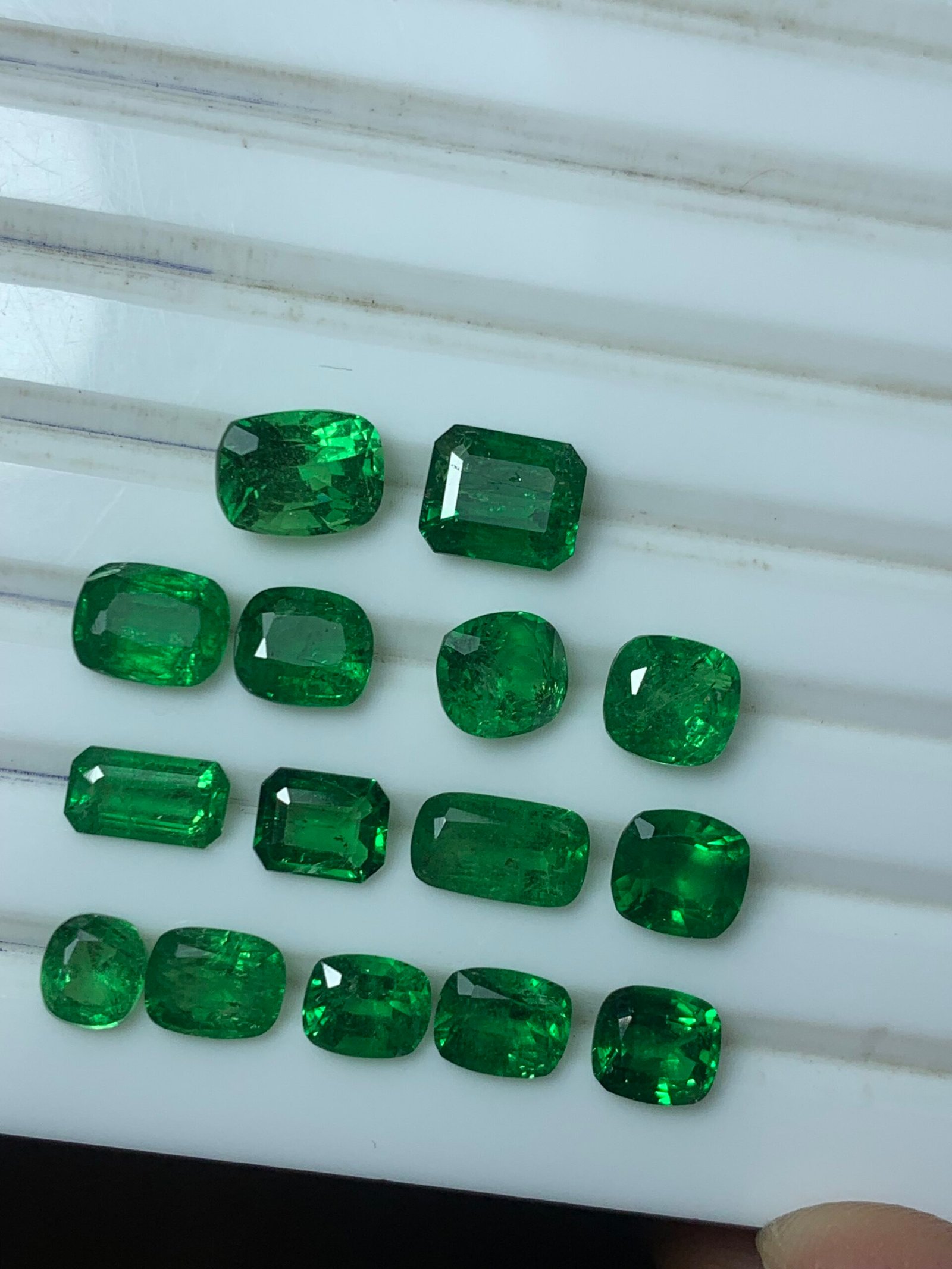 Fine Faceted Tsavorite Garnets 15 CTS - Image 9